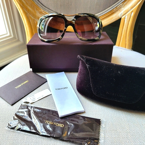 TOM FORD Camilla (unisex) sunglasses in tortoise and gold (2000s) collection - Picture 3 of 17